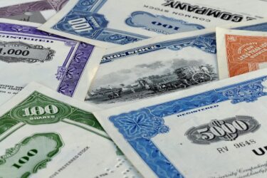 金利と株価の関係をわかりやすく解説。なぜ金利で株価は動くのか？
