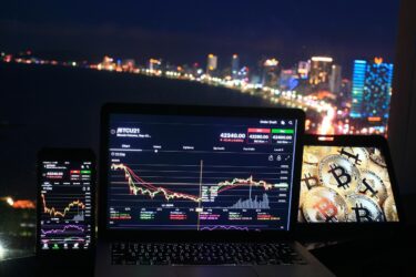なぜダウ平均が下がると日経平均も動くのか？初心者が知るべき米国市場とのつながり